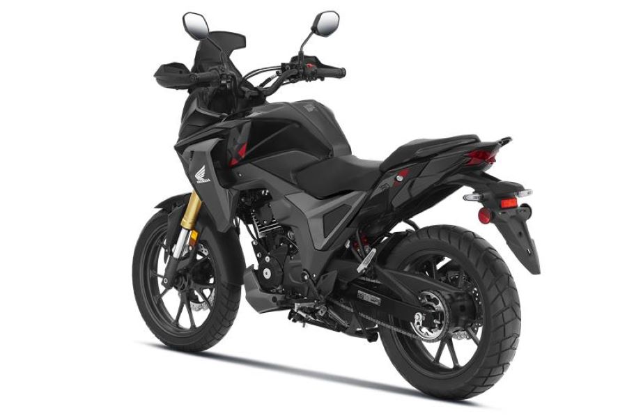 Honda NX190: la puerta de entrada al adventure en Argentina Vista en perspectiva trasera de una moto adventure Honda NX190 negra