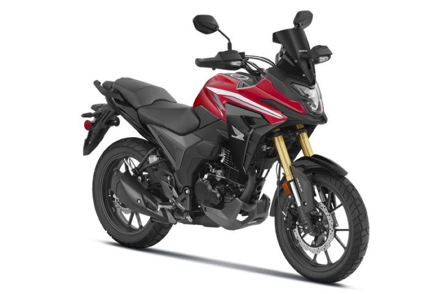 Lateral derecho en perspectiva de una moto Honda NX190 roja