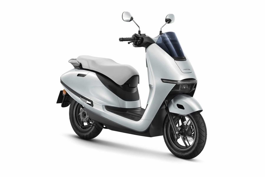 Vista en perspectiva de la moto eléctrica Honda UC3 blanca