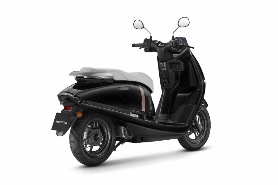 Vista en perspectiva trasera de una scooter eléctrico Honda UC3