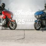 Don motos Indian enfrentadas emanan humo de sus escapes