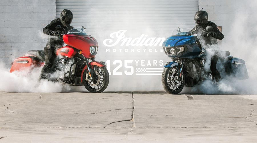 Don motos Indian enfrentadas emanan humo de sus escapes