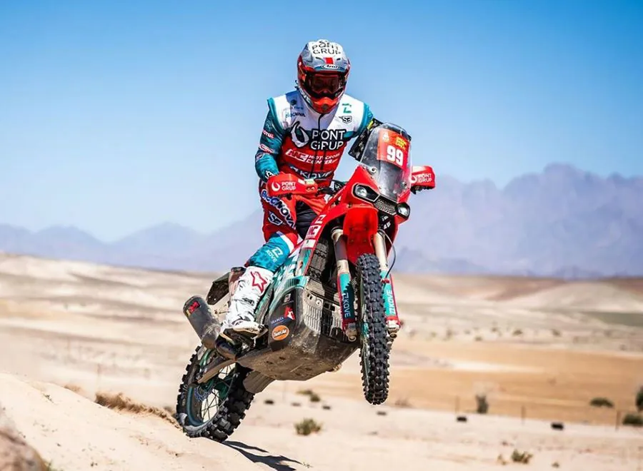 Kove 450 Rally EX, la revelación mecánica del Dakar 2026 Una moto Kove 450 Rally EX del Dakar 2026 con la rueda delantera levantada
