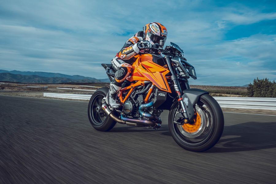 Una moto KTM 1390 Super Duke R en pista