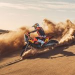 Dakar 2026: qué esperar de los favoritos en motos Daniel Sanders derrapa sobre su KTM en la arena