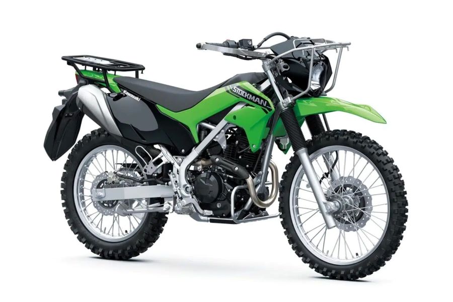 Lateral derecho de una moto Kawasaki Stockman verde