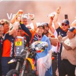 Luciano Benavides sentenció el Dakar 2026 por dos segundos Con la bandera argentina en su hombro, Luciano Benavides festeja junto a su equipo la obtención del Dakar 2026.