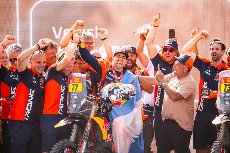 Con la bandera argentina en su hombro, Luciano Benavides festeja junto a su equipo la obtención del Dakar 2026.