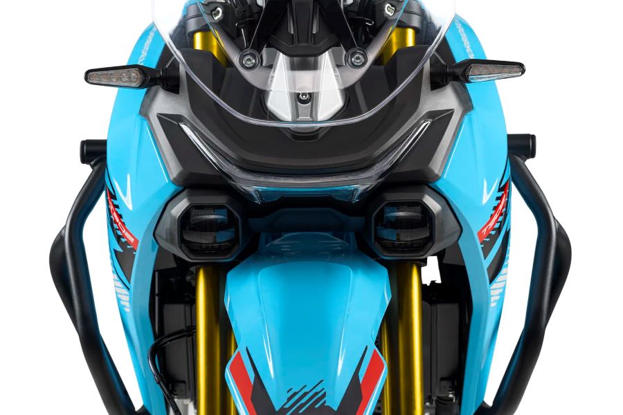 Frontal de una moto Morbidelli T502XR celeste