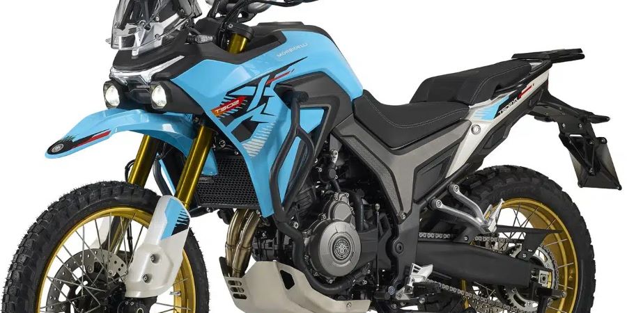 El trail medio se despabila con la Morbidelli T502XR vista parcial de lateral izquierdo de una moto Morbidelli T502XR celeste