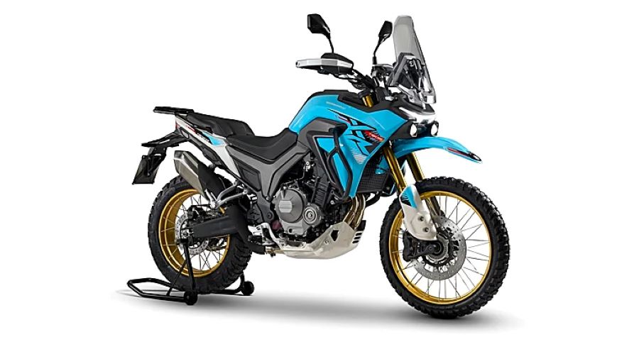 El trail medio se despabila con la Morbidelli T502XR Una moto Morbidelli T502XR celeste sobre caballete trasero
