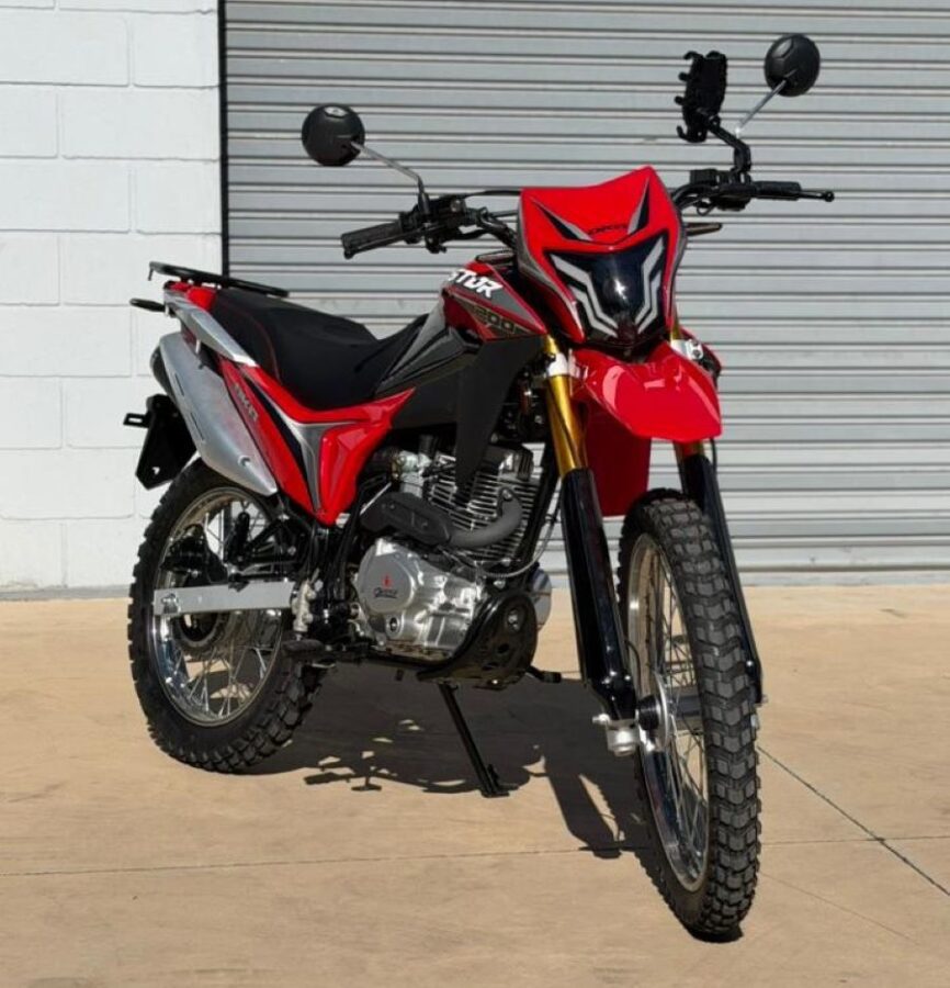 Una moto Okinoi Astor 200 roja estacionada en la vereda