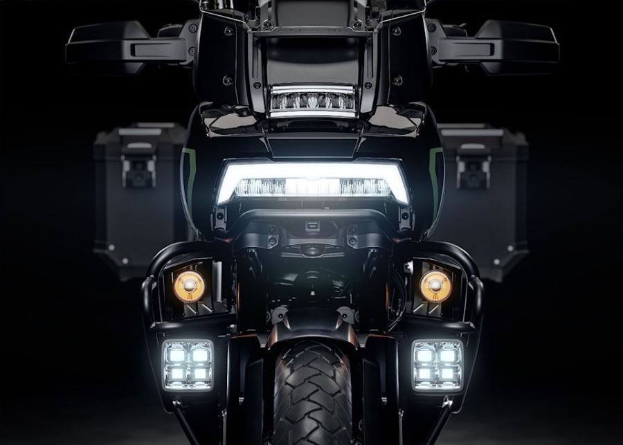 Una Harley-Davidson Pan America 1250 Limited vista de frente y con las luces encendidas