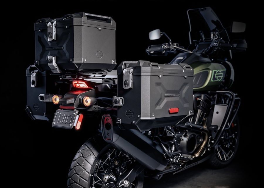 Vista trasera de una Harley-Davidson Pan America 1250 Limited para destacar sus maletas