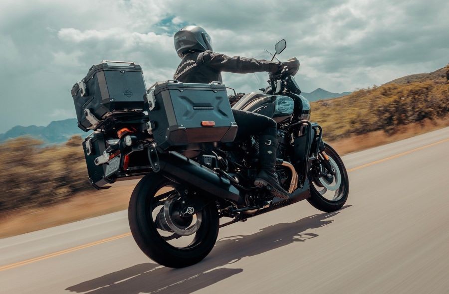 Vista desde el costado trasero, una Harley-Davidson Pan America 1250 Limited circula por una ruta desértica