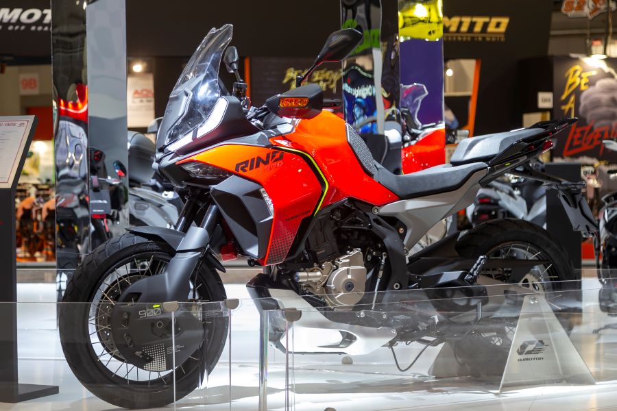QJMotor Rino 900: potencia sin complejos en la jungla maxi trail Una maxi trail QJMotor Rino 900 roja se exhibe en el stand del Eicma 2025
