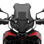 Frontal de una moto QJMotor Rino 900 roja con las luces encendidas