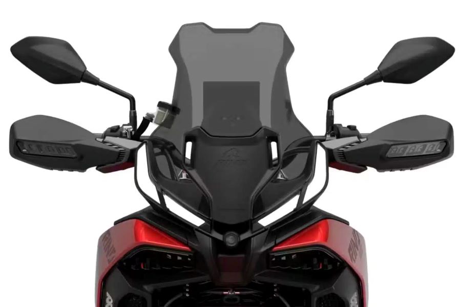 Frontal de una moto QJMotor Rino 900 roja con las luces encendidas