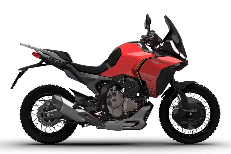 QJMotor Rino 900: potencia sin complejos en la jungla maxi trail Vista lateral izquierda de una maxi trail QJMotor Rino 900 roja