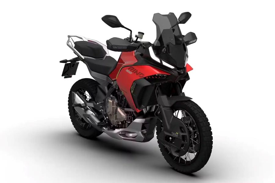 QJMotor Rino 900: potencia sin complejos en la jungla maxi trail Vista en perspectiva de una moto QJMotor Rino 900 roja
