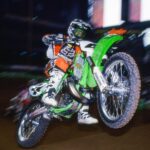 Ricky Carmichael vuela con su Kawasaki número 4 en una noche de Supercross