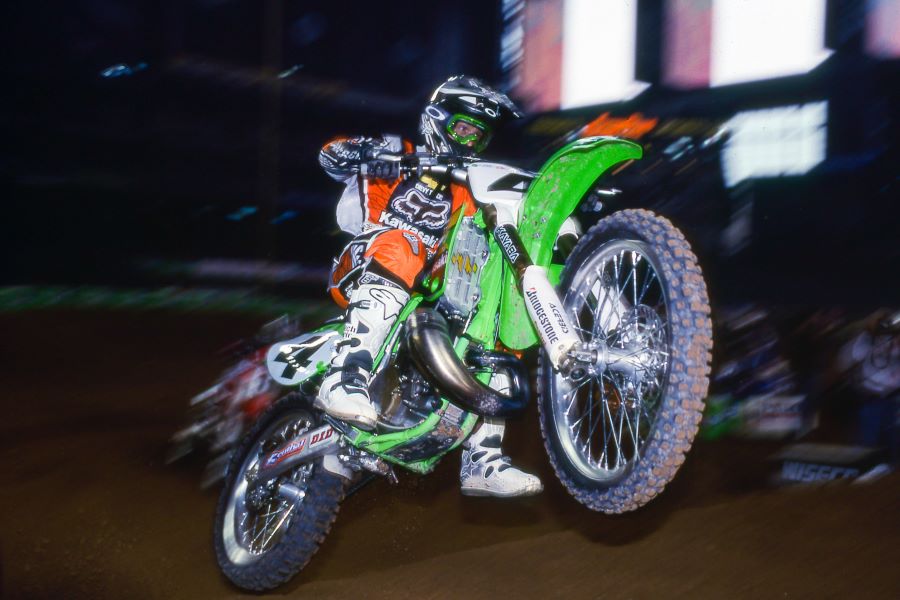 Ricky Carmichael vuela con su Kawasaki número 4 en una noche de Supercross