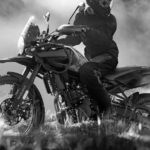 Himalayan 450 Mana Black: cuando la aventura viene de serie Una moto Royal Enfield Himalayan Mana Black y su piloto en medio del polvo o la bruma