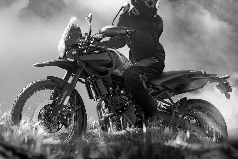 Una moto Royal Enfield Himalayan Mana Black y su piloto en medio del polvo o la bruma