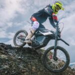 Una moto eléctrica Segway Xaber 300 bajando una loma