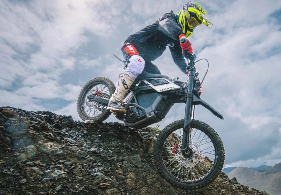Una moto eléctrica Segway Xaber 300 bajando una loma
