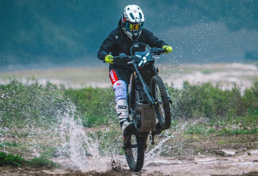 La Segway Xaber 300 impacta con 3 modos y embrague virtual Una moto eléctrica Segway Xaber 300 haciendo caballito