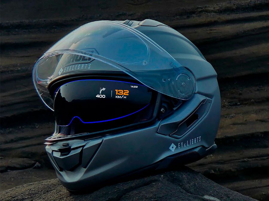 Un visor oscuro refleja la información proyectada en un casco Shoei GT-Air 3 Smart azul