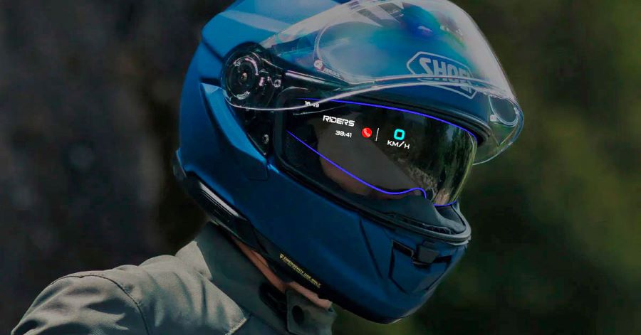 se puede observar como un casco Shoei GT3Air smart refleja datos en una visera oscura