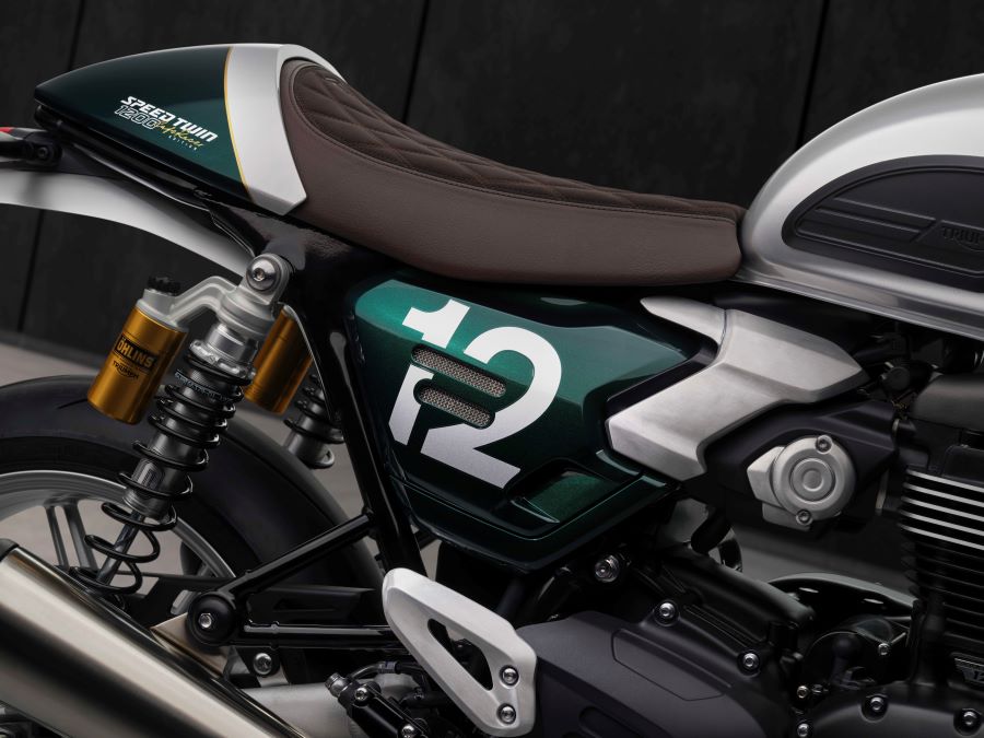 En primer plano, el asiente y el número 12 que caracterizan a la moto Triumph Speed Twin 1200 Cafe Racer