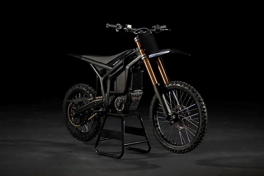 Talaria Komodo promueve una nueva era eléctrica en el off-road Una moto Talaria Komodo negra en su cabellete