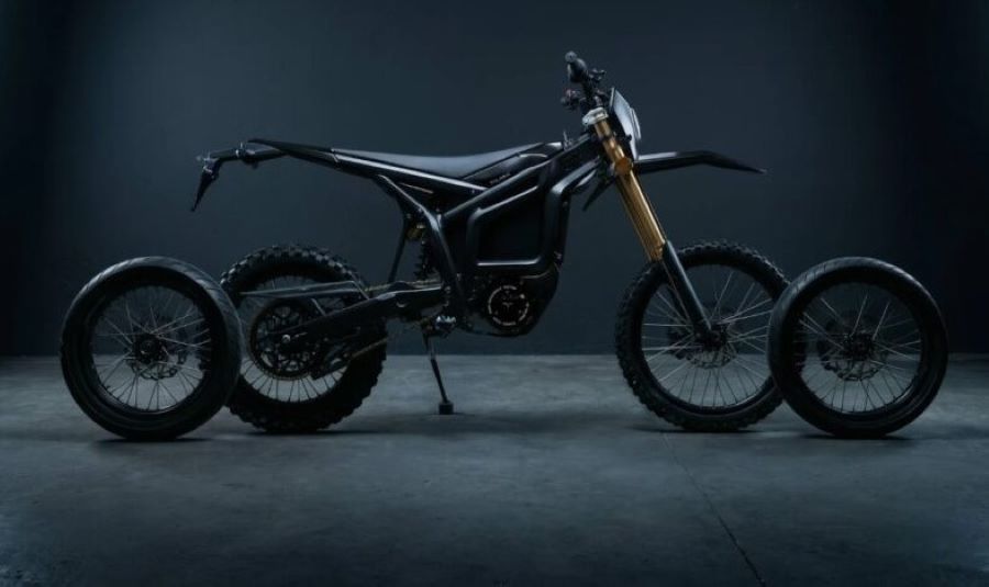Talaria Komodo promueve una nueva era eléctrica en el off-road Imagen de la moto Talaria omodo 2026 calzada con ruedas offroad pero con dos llantas de supermotard de repuesto