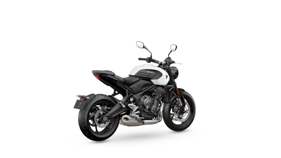 La Trident 660 crece: más motor, chasis y tecnología avanzada Una moto Triumph 660 2026 blanca vista desde una perspectiva trasera derecha