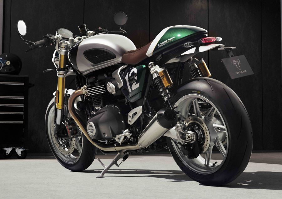 Una moto Triumph Speed Twin 1200 Cafe Racer vista desde una perspectiva trasera izquierda