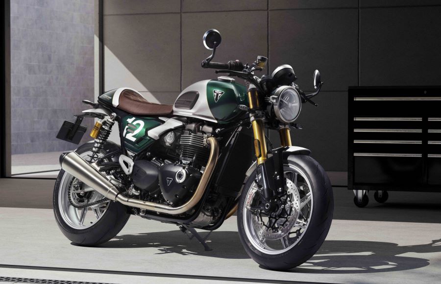 Vista lateral derecha de una moto Triumph Speet Twin 1200 Cafe Racer Edition