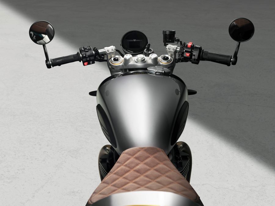 Una moto Triumph Speed Twin 1200 Cafe Racer vista desde la posición del piloto