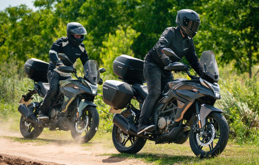 La VOGE 300DS 2026 convierte la entrada de gama en ventaja Dos adventure VOGE 300DS en plena acción offroad