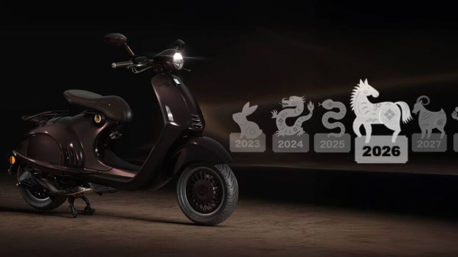 Una Vespa 946 Horse posa delante de signos del horóscopo chino en los que sobresale el caballo
