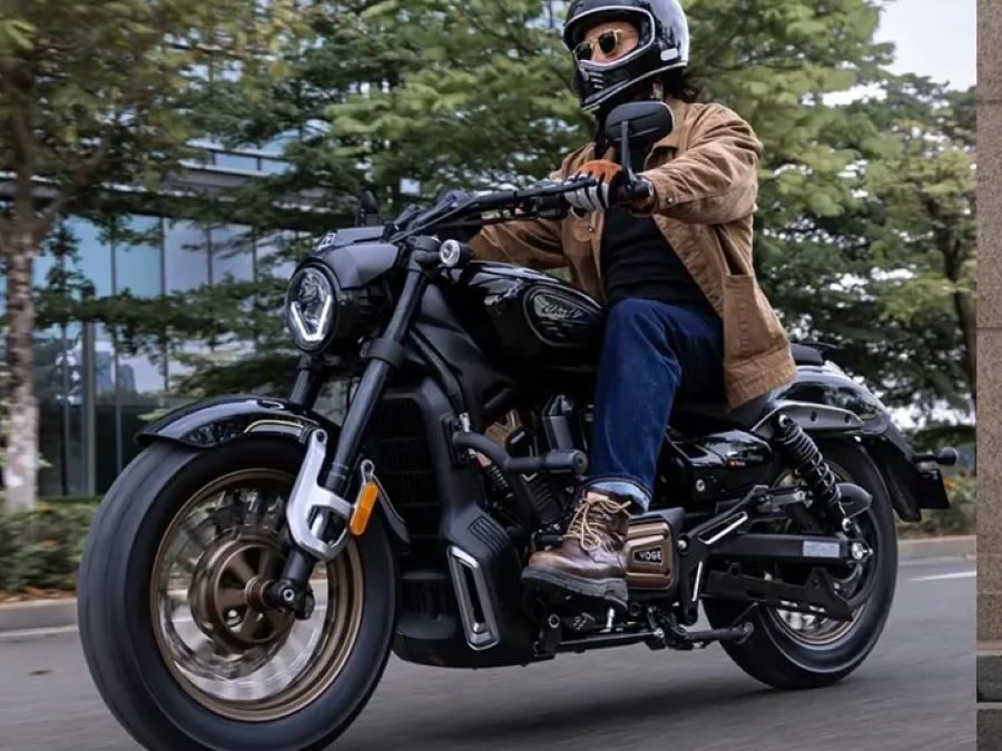 Un usuario, con ropa informal, se desplaza en una moto custom VOGE CU625 negras
