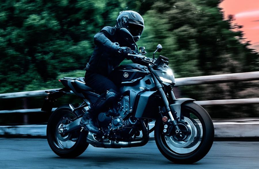 Una Yamaha MT-09 en plena ruta con las luces encendidas