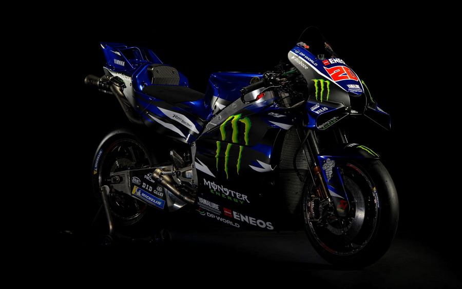 vista estática de una Yamaha V4 MotoGP 2026 con fondo negro