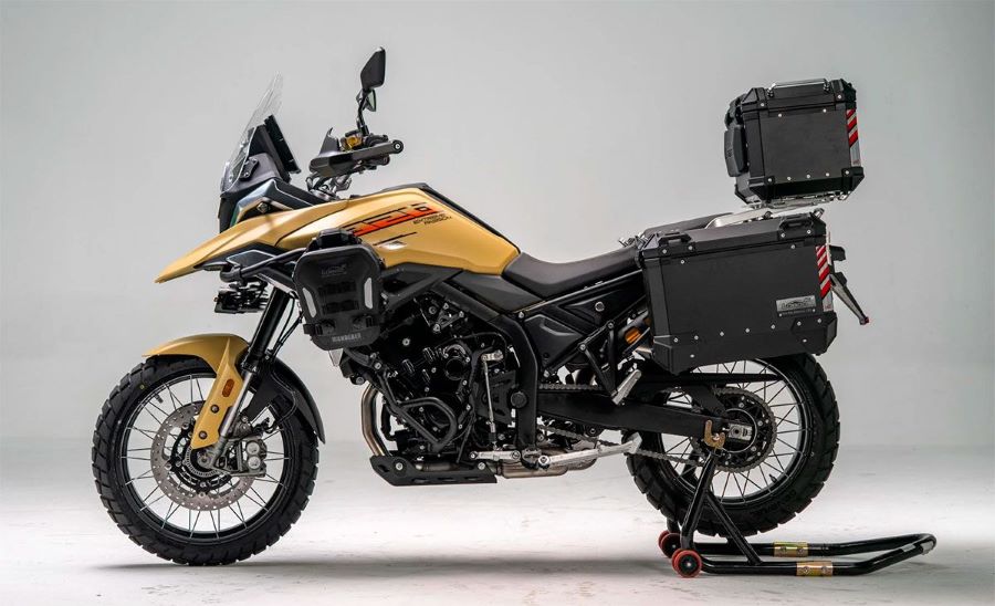 Lateral izquierdo de una moto ZXMoto 820X color arena y con maletas