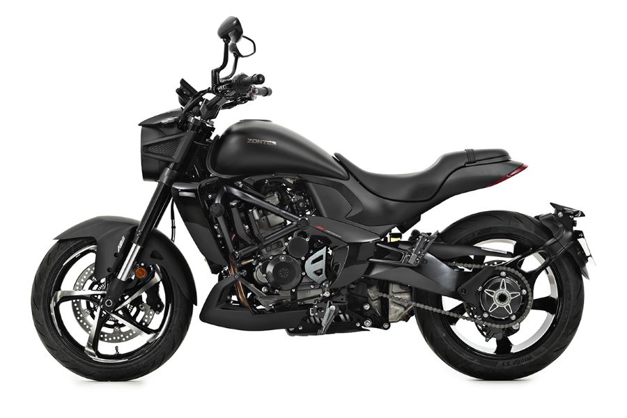 Zontes 350S: músculo, tecnología y monobrazo disruptivo Lateral izquierdo de una moto cruiser Zontes 350S negra
