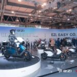 EZI Wonderful no electrifica, cambia las reglas del juego El stand de la marca Ezi en el Eicma de Milán, con el scooter Hypevolt en primer plano