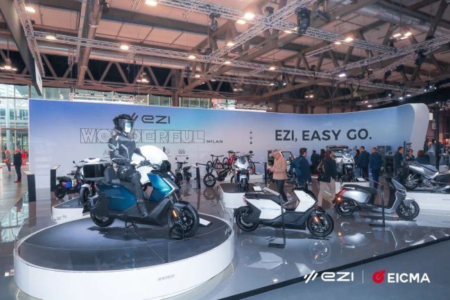El stand de la marca Ezi en el Eicma de Milán, con el scooter Hypevolt en primer plano