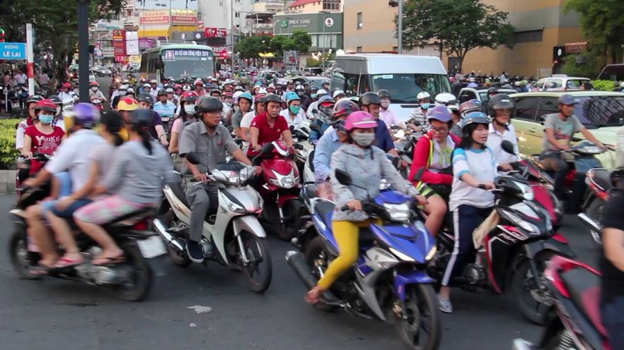 Una marea de motos en Hanoi, Vietnam
